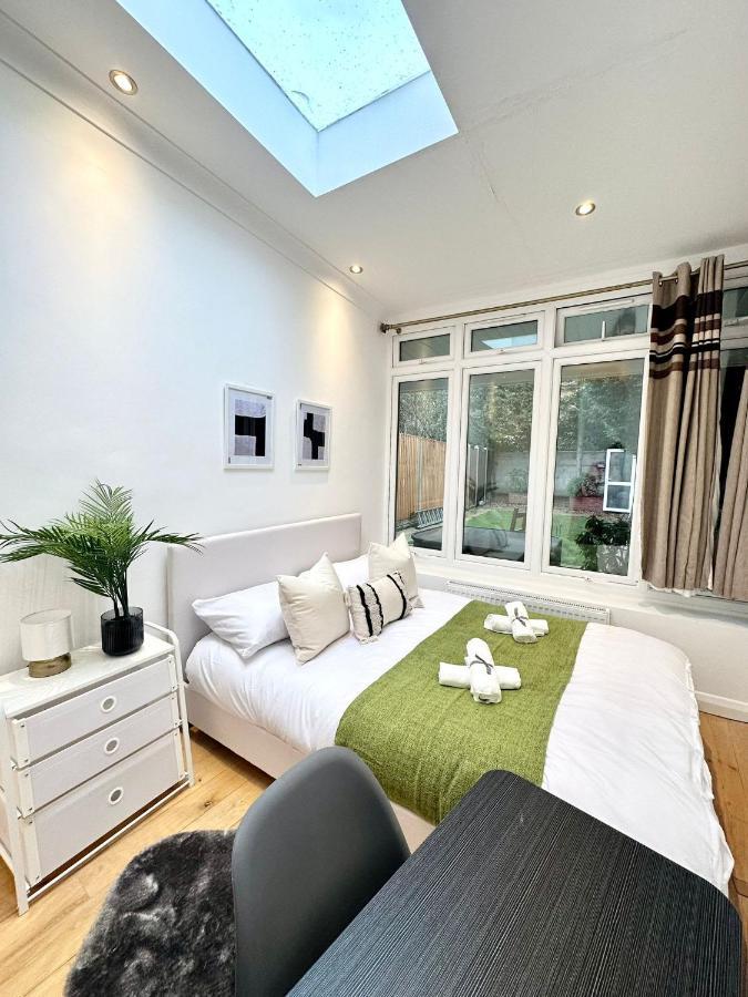 Modern Room In Spacious Home Londres Extérieur photo