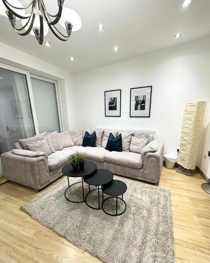 Modern Room In Spacious Home Londres Extérieur photo