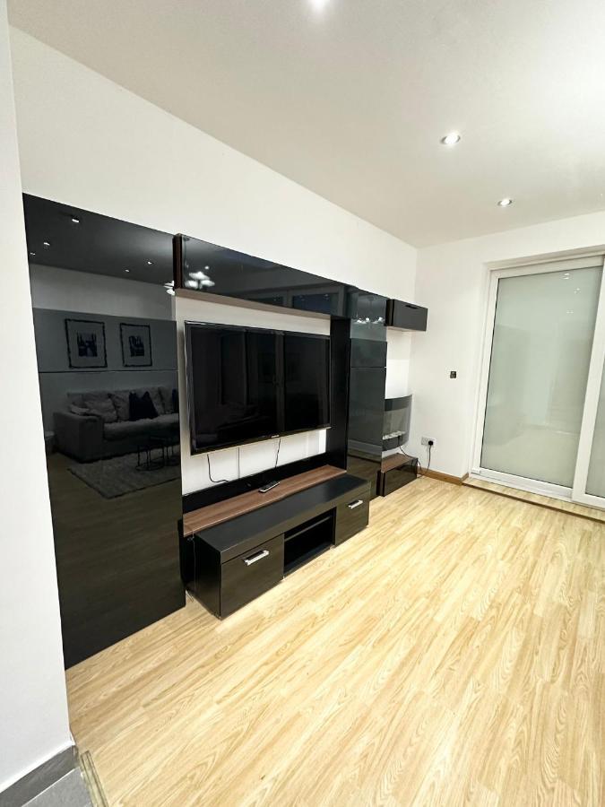 Modern Room In Spacious Home Londres Extérieur photo