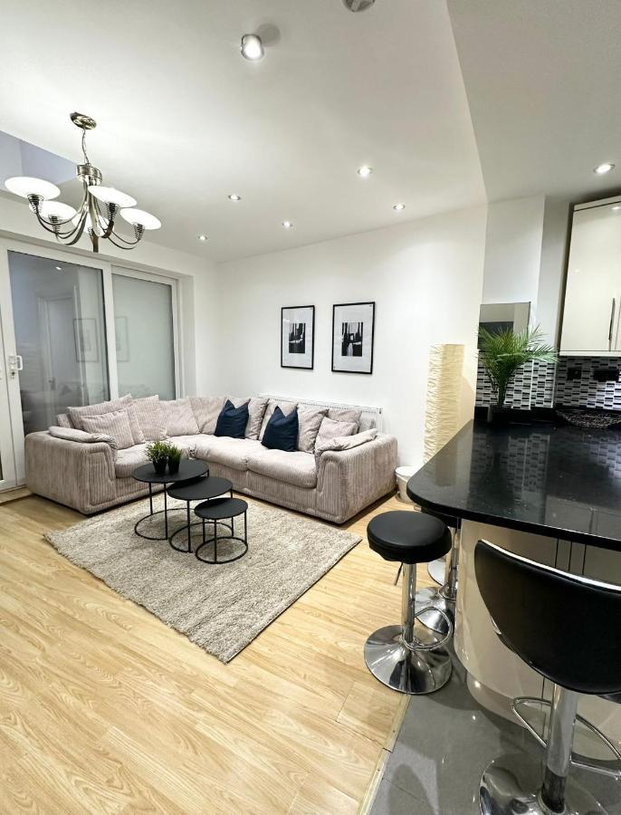 Modern Room In Spacious Home Londres Extérieur photo